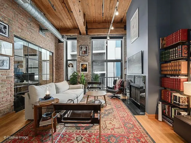300 W Grand Ave #601 — Photo 1