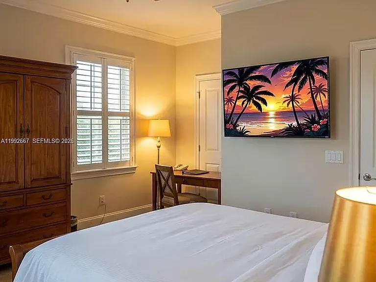 625 SE Poinciana Dr — Photo 2