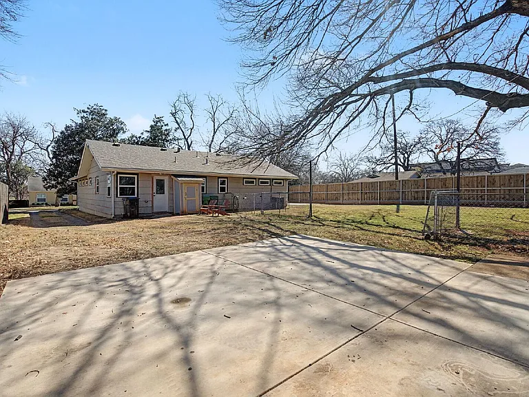 422 N Pecan St — Photo 26