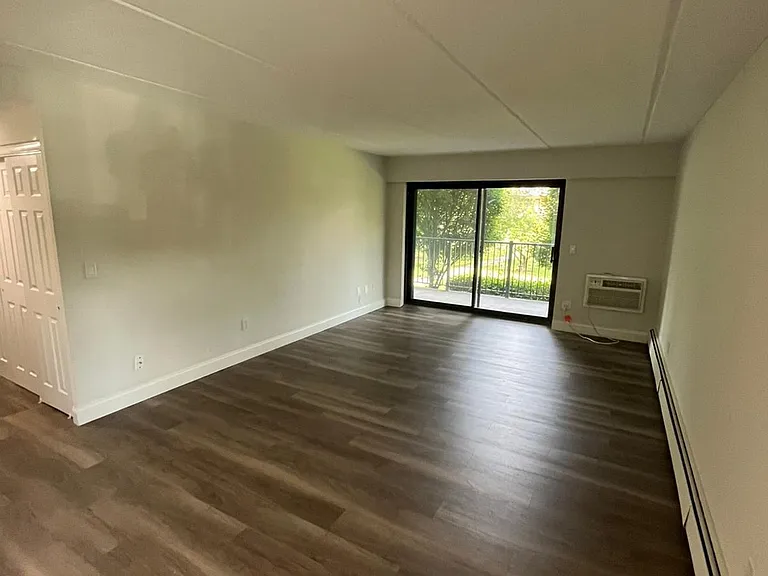 Country Club Apartments — Photo 12