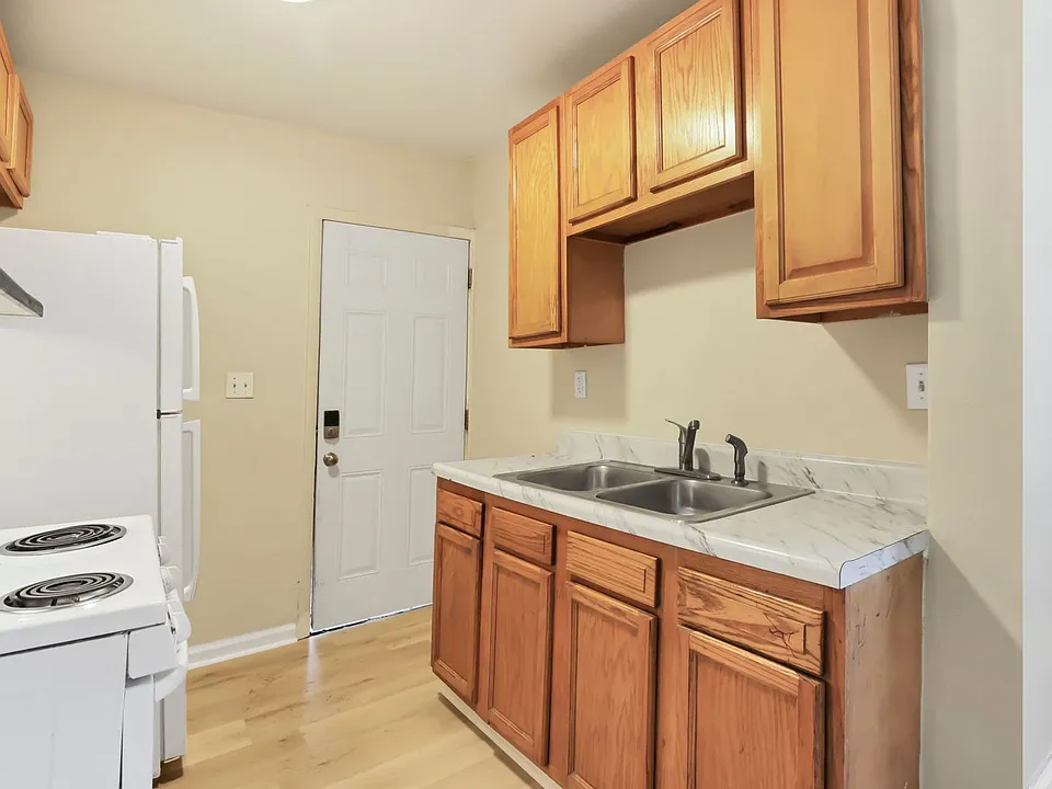 347-349 1/2 E Welch Ave