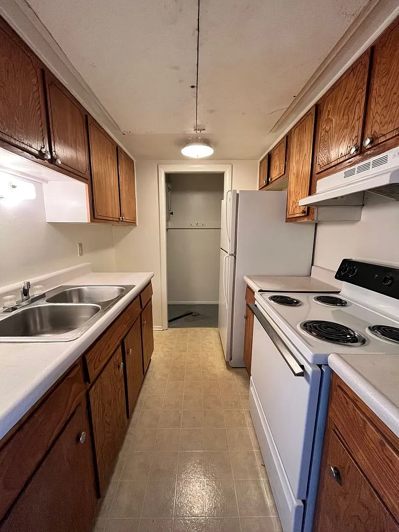 Hillcrest Apartments — Photo 1
