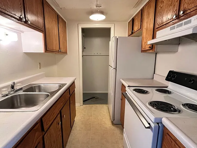 Hillcrest Apartments — Photo 1