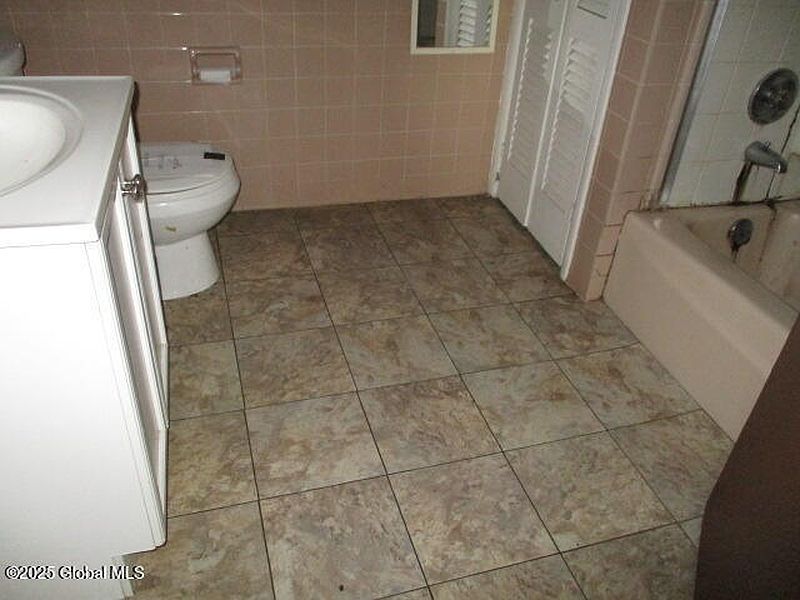 4th image of 28 Feeder Street
