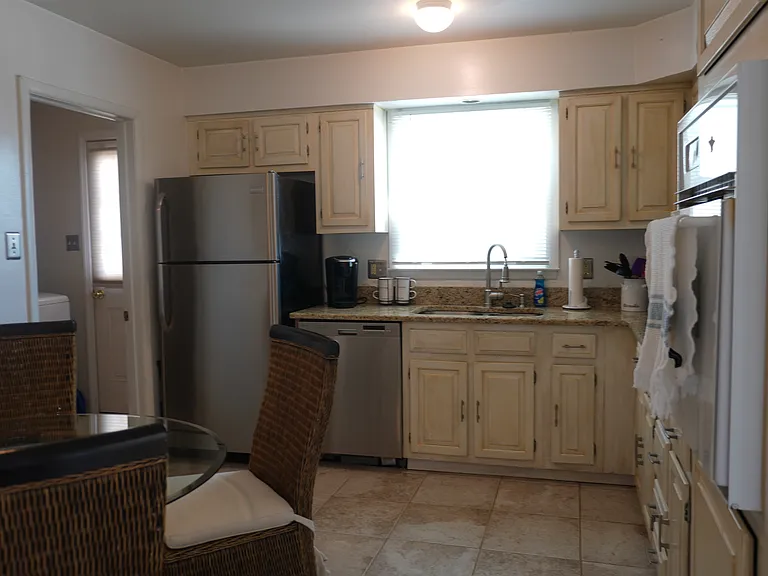 453 Berkshire Dr — Photo 9