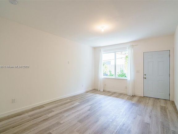 3rd image of 1561 Jefferson Ave APT 4
