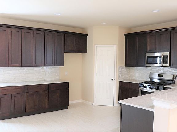 4th image of 307 Carlos Leal Dr