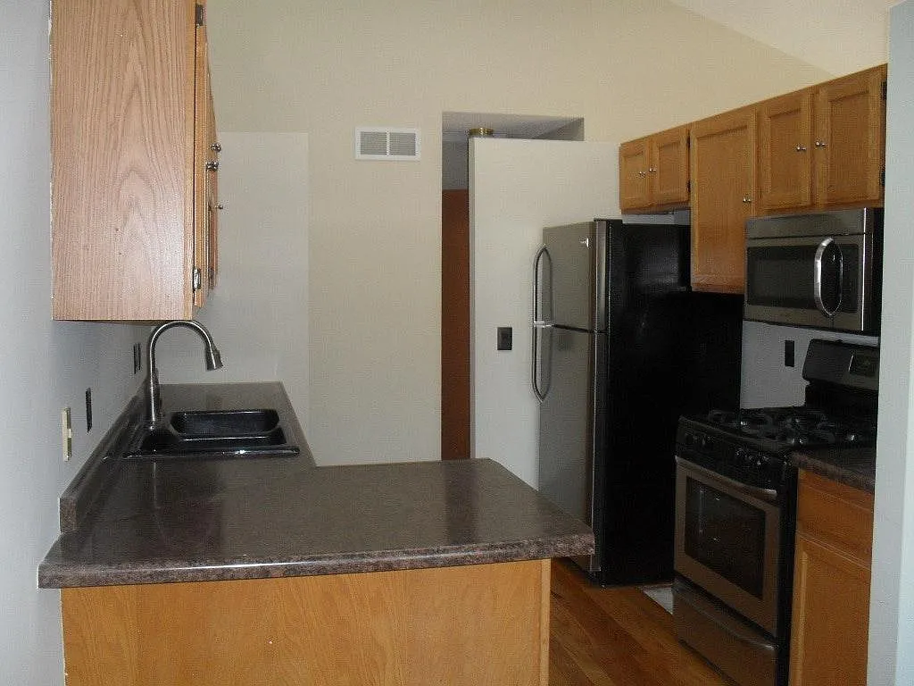 3 bed, 2126 sqft, $2,395 — Photo 2