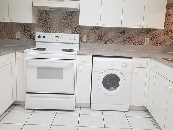 4th image of 621 SW 47th Ter #9730090
