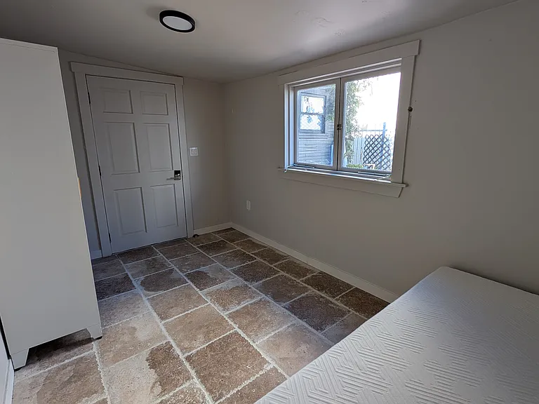 826 S Burlington Ave #G1 — Photo 2