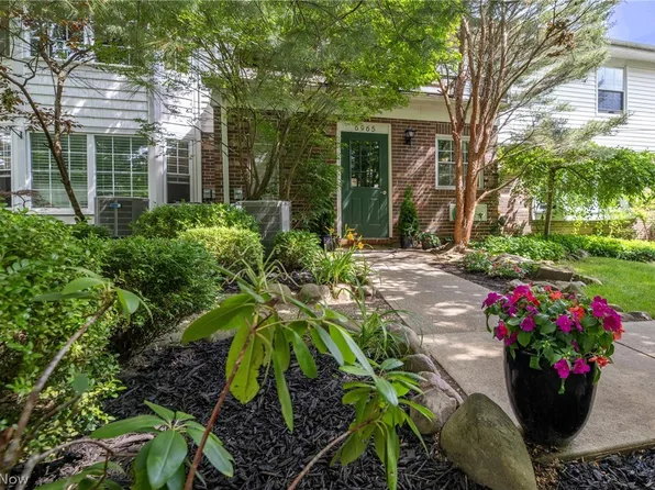 6965 Carriage Hill Dr, Brecksville, OH 44141