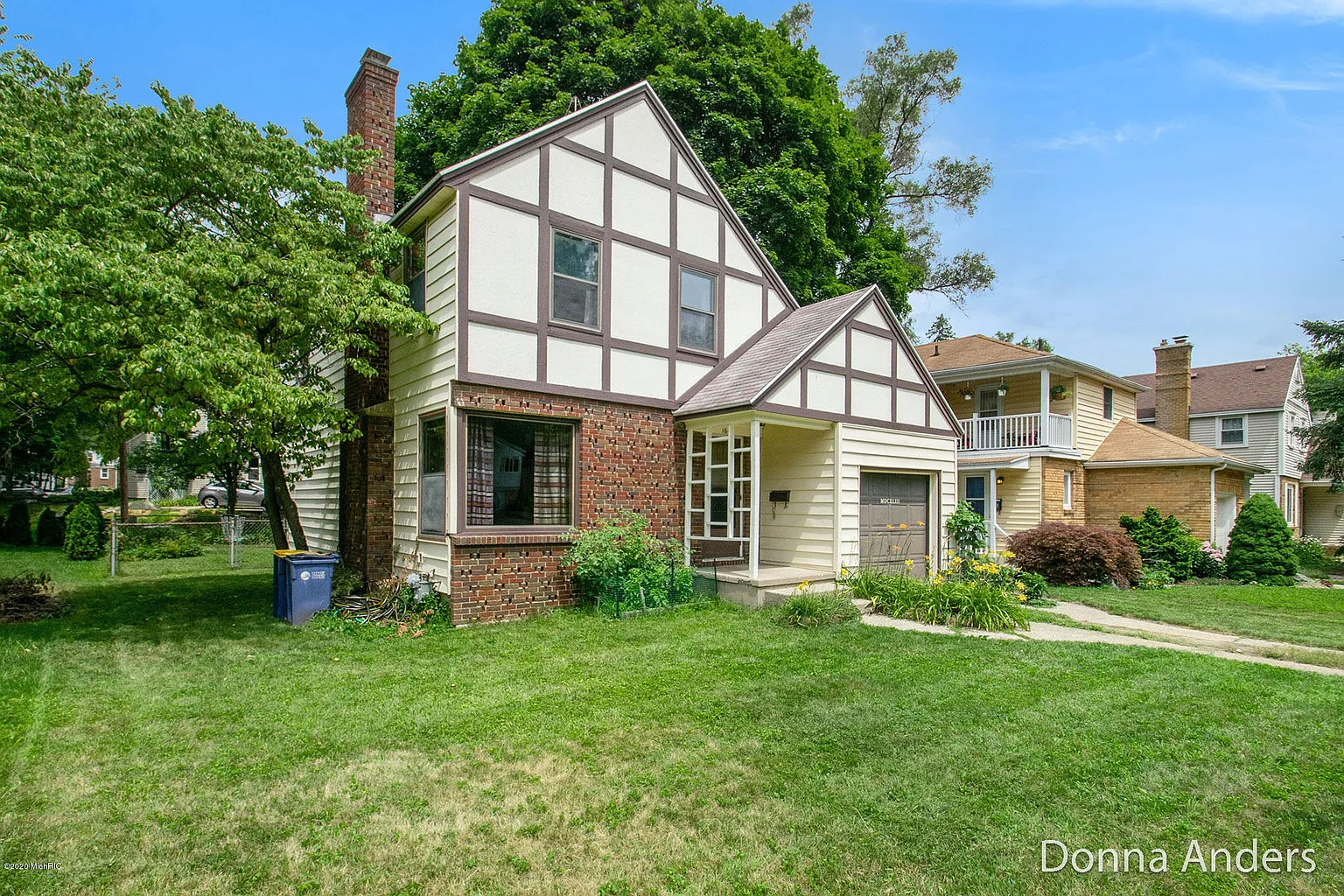 1643 Hiawatha Dr SE photo 1