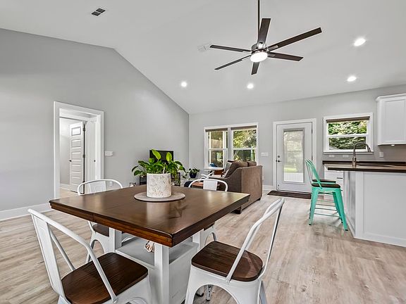 5th image of 898 Circle Dr