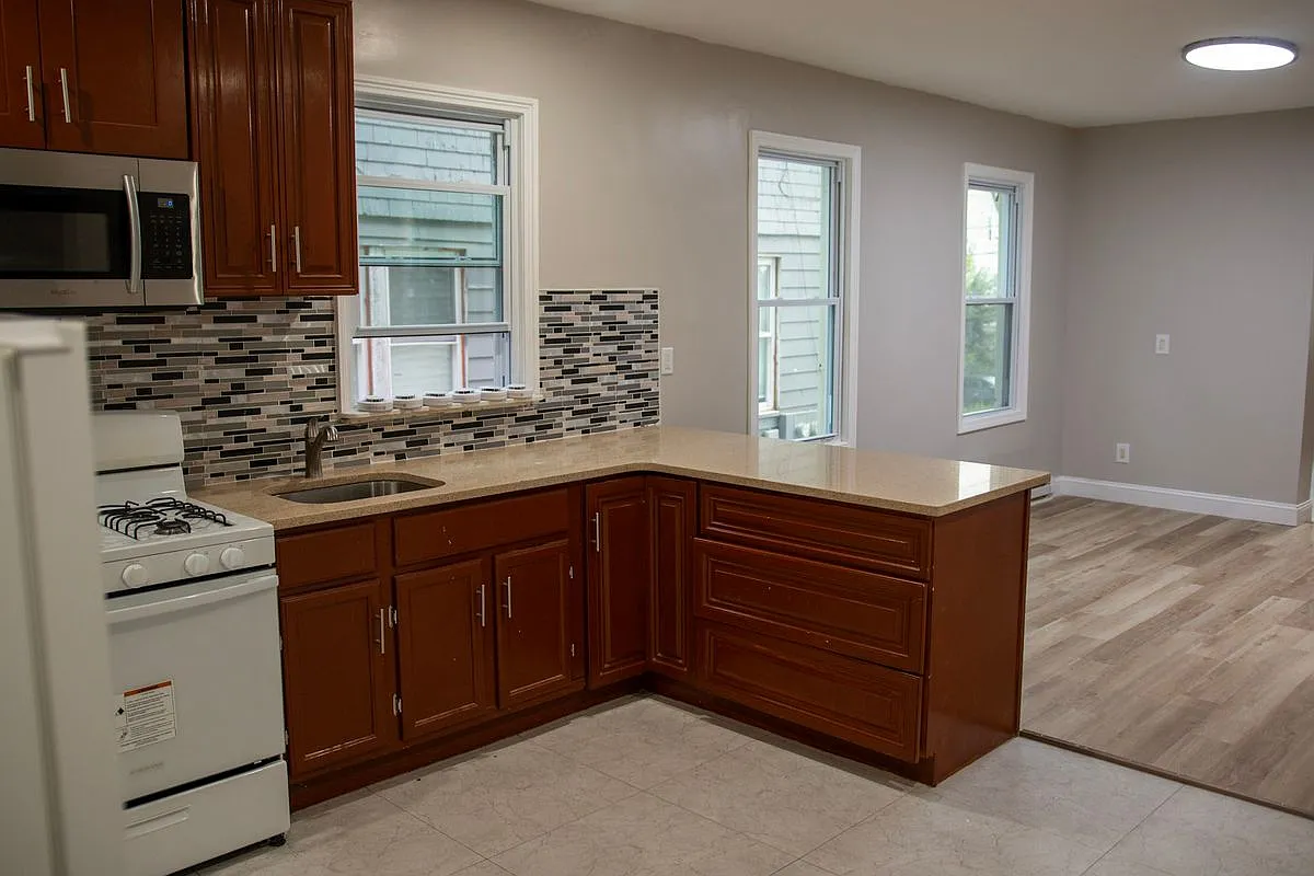 3 bed, 1.0 bath, 1200 sqft, $1,700 — Photo 2