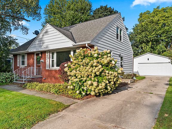 2nd image of 2316 Meadow Ln