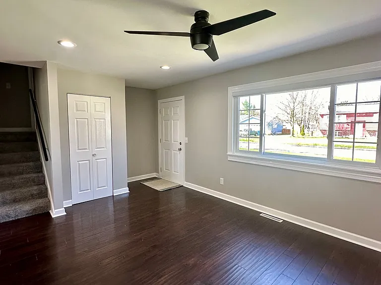 561 Eastwood Dr — Photo 12