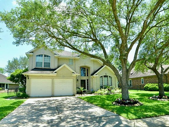 Front view w/ two oak trees.