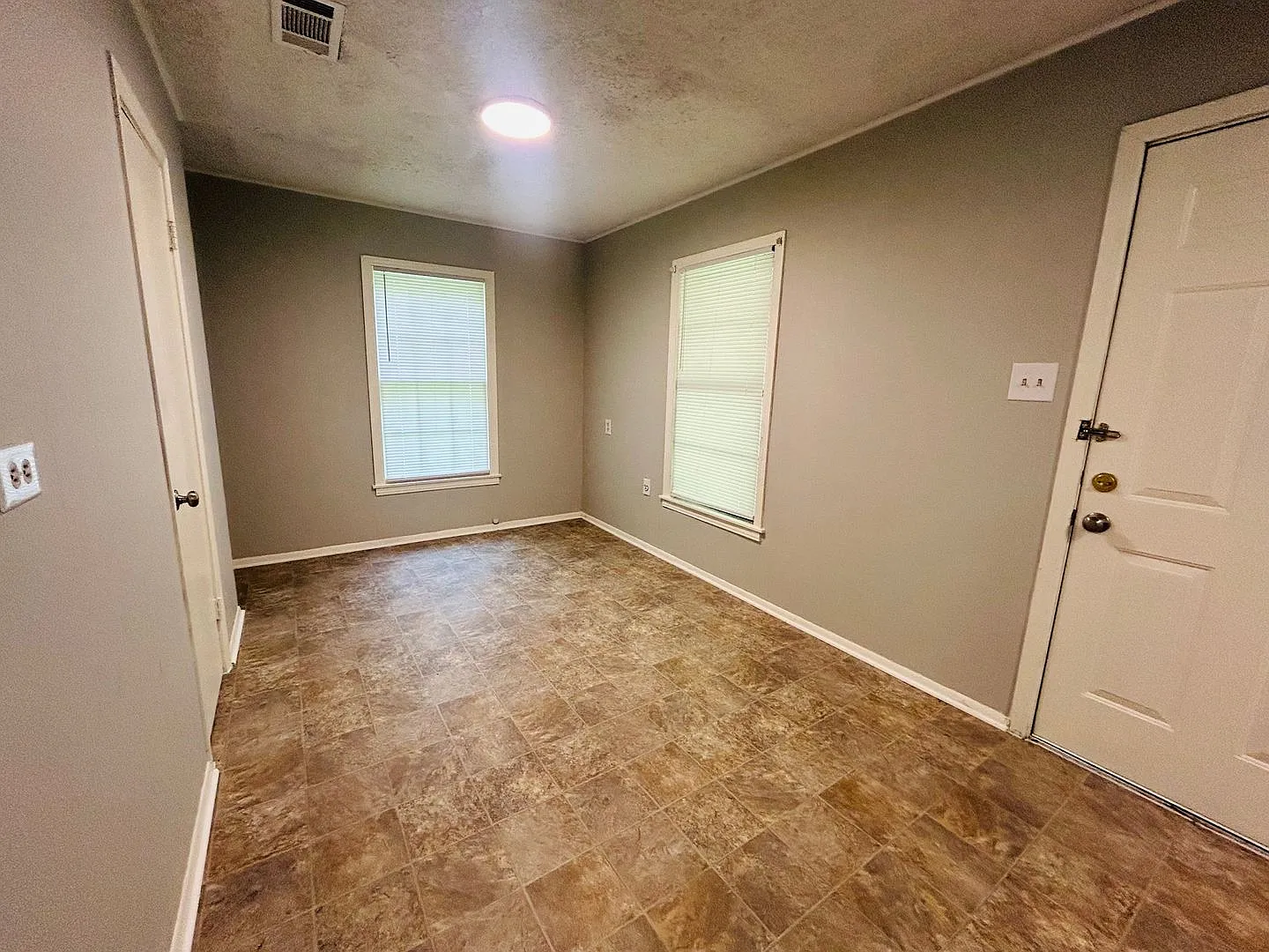 2 Bedroom Home in Heart of Texas — Photo 3