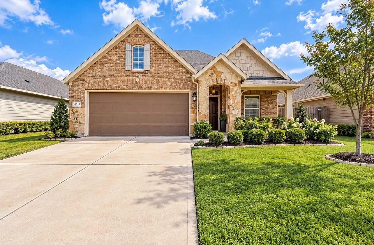 4 bed, 2.0 bath, 1722 sqft, $2,300 — Photo 1
