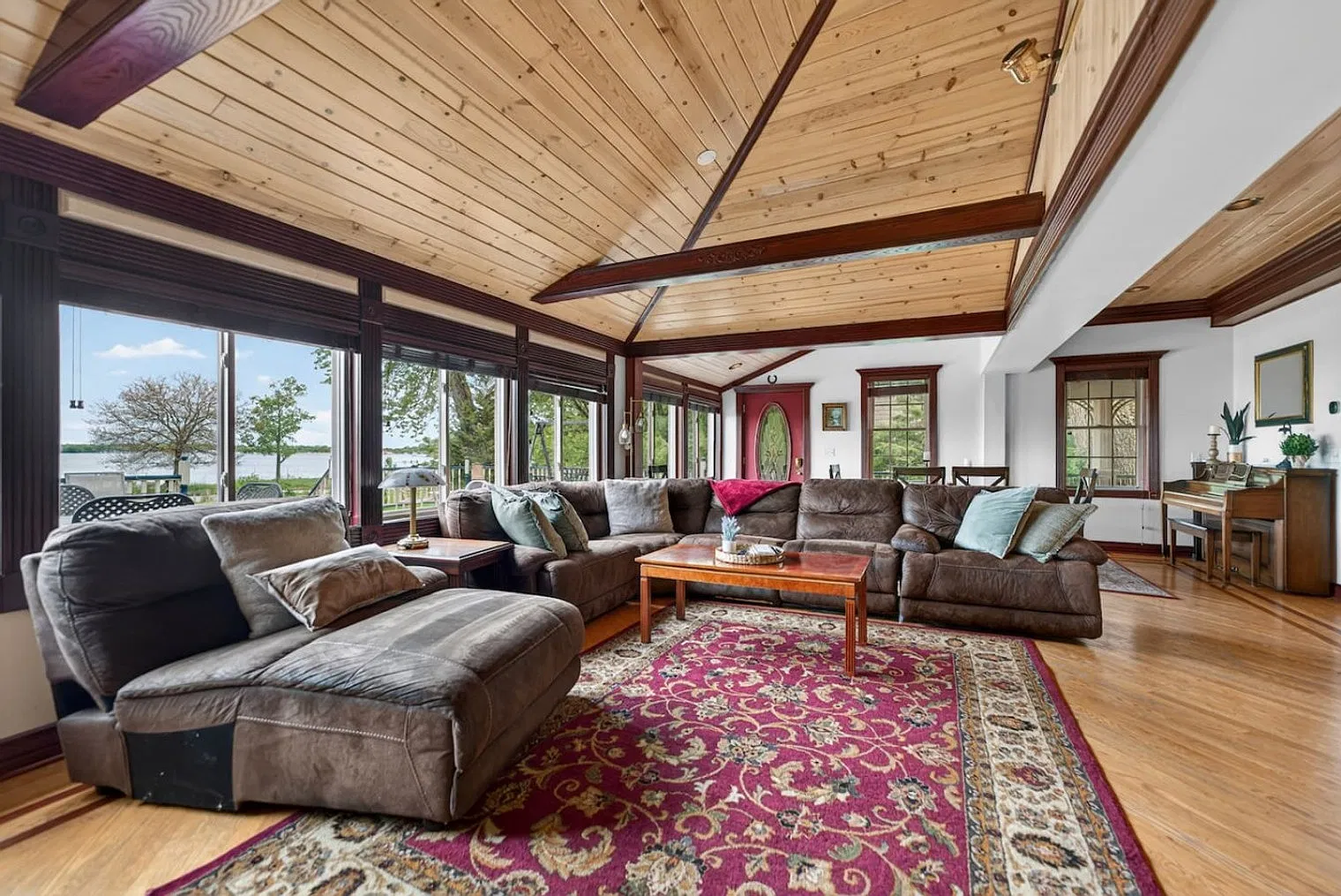 6 bed, 3.0 bath, $17,040 — Photo 1