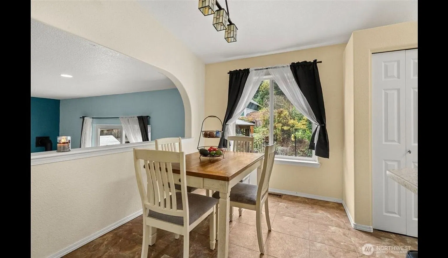Charming 3BR House in Tumwater — Photo 4