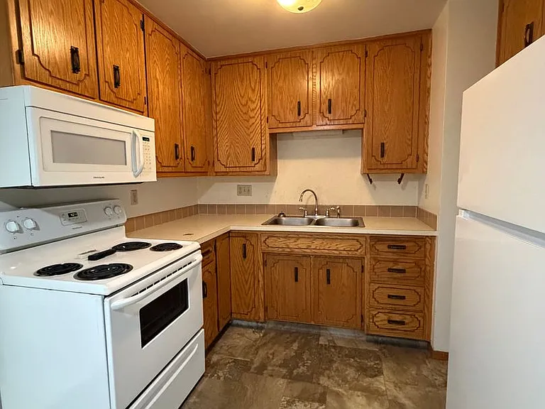 944 E Elm Dr — Photo 8