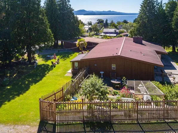 410 17th Ave, Mount Waddington, BC V0N 3E0