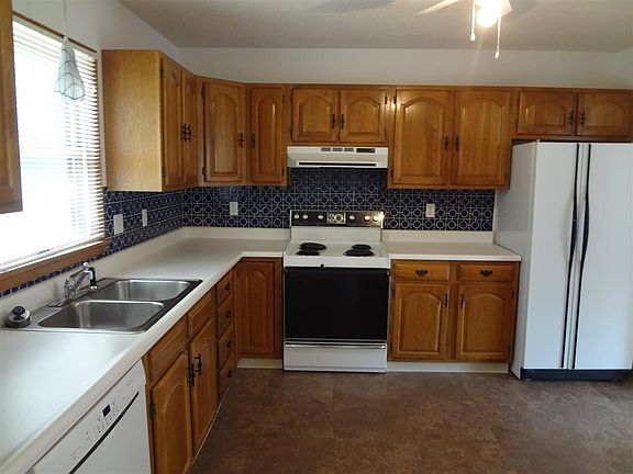 2nd image of 993 Carriage Dr