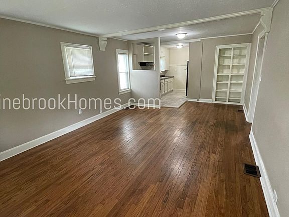 3rd image of 924 W South Ave