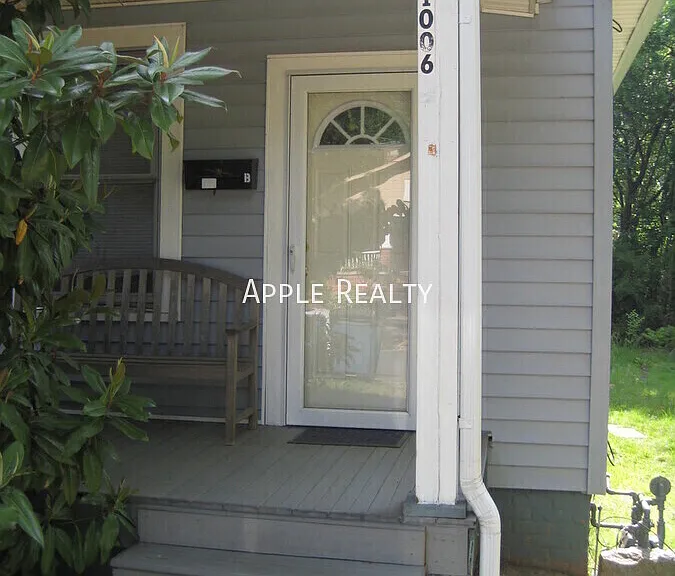 1006 Clarendon St #B — Photo 8