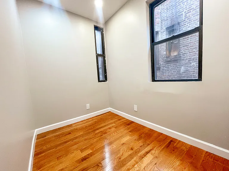 110 E 7th St #15 — Photo 5