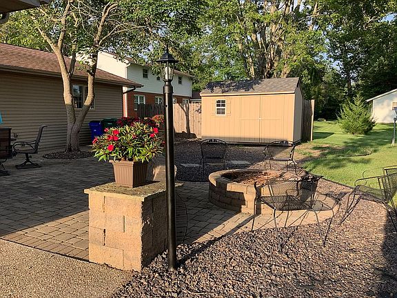 Brick Fire Pit w/ Seating