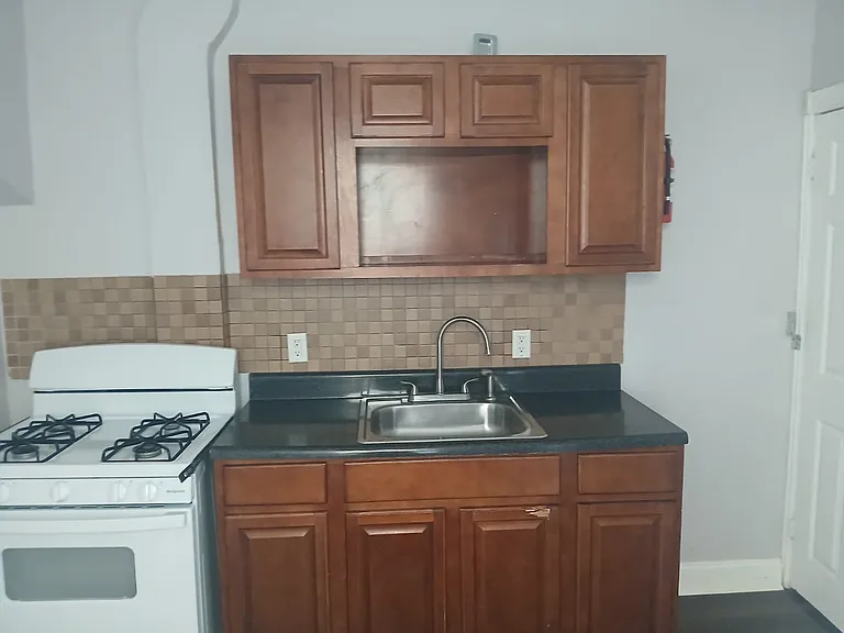 1332 N Hobart St — Photo 9