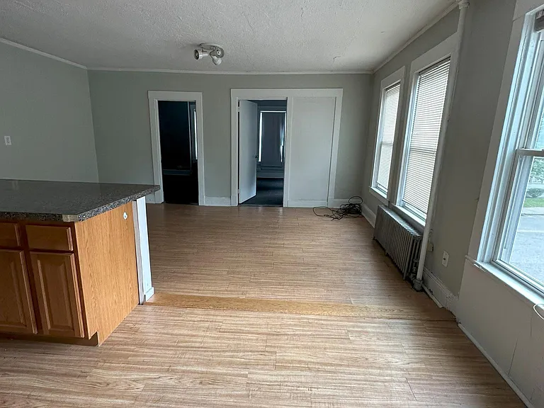 369 Valley St #4 — Photo 3
