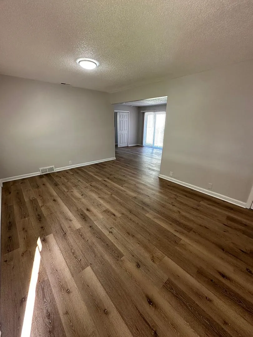 4 bedrooms 1 Full bathroom. The house is very spacious living room, dining room and full kitchen ... — Photo 2