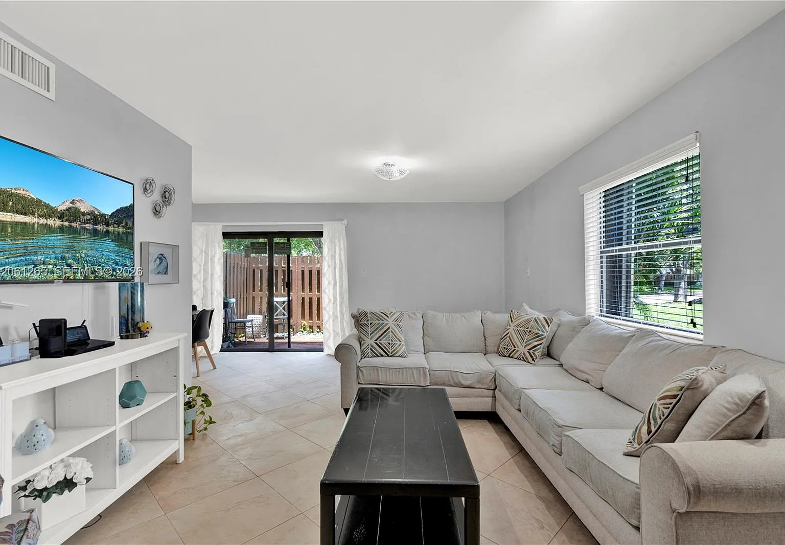 Greenglades Condo No 10 — Photo 4