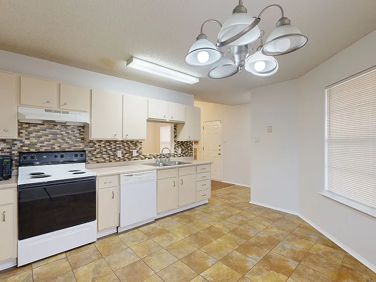 2208 Cooke Dr — Photo 11