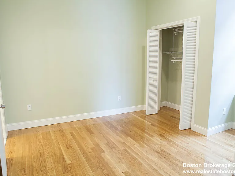 409 Dudley St — Photo 5