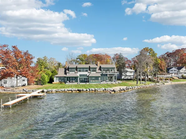 12410 Woodhull Lndg, Fenton, MI 48430