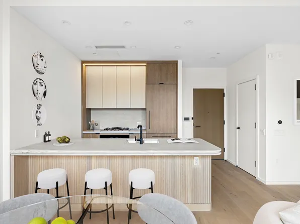 249 East 62nd Street image 2 of 20