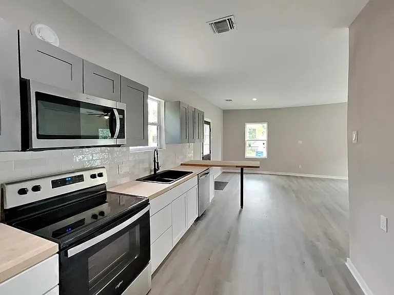 138 Hess St — Photo 4