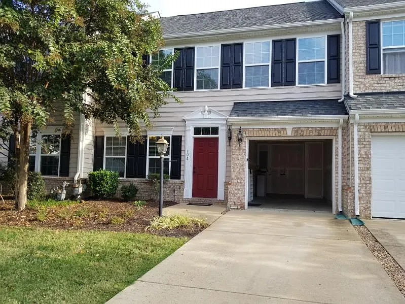 3 bed, 2.5 bath, 1811 sqft, $2,600 — Photo 2