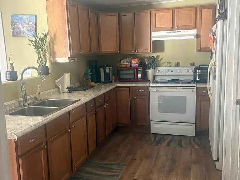 590 E College St — Photo 6