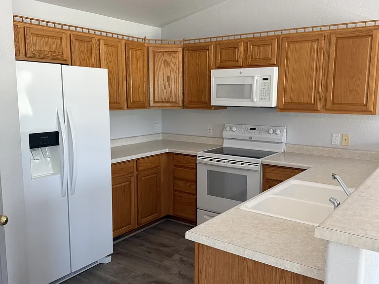 2112 Mead Ln — Photo 11