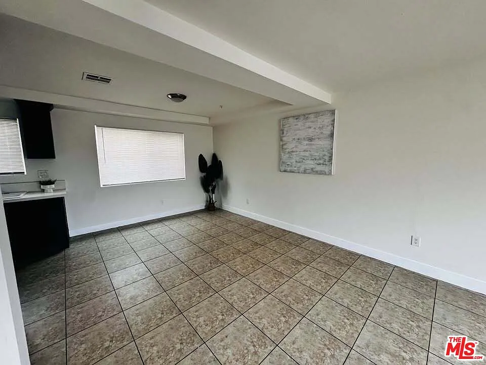 Building Photo - 601 W 84th St