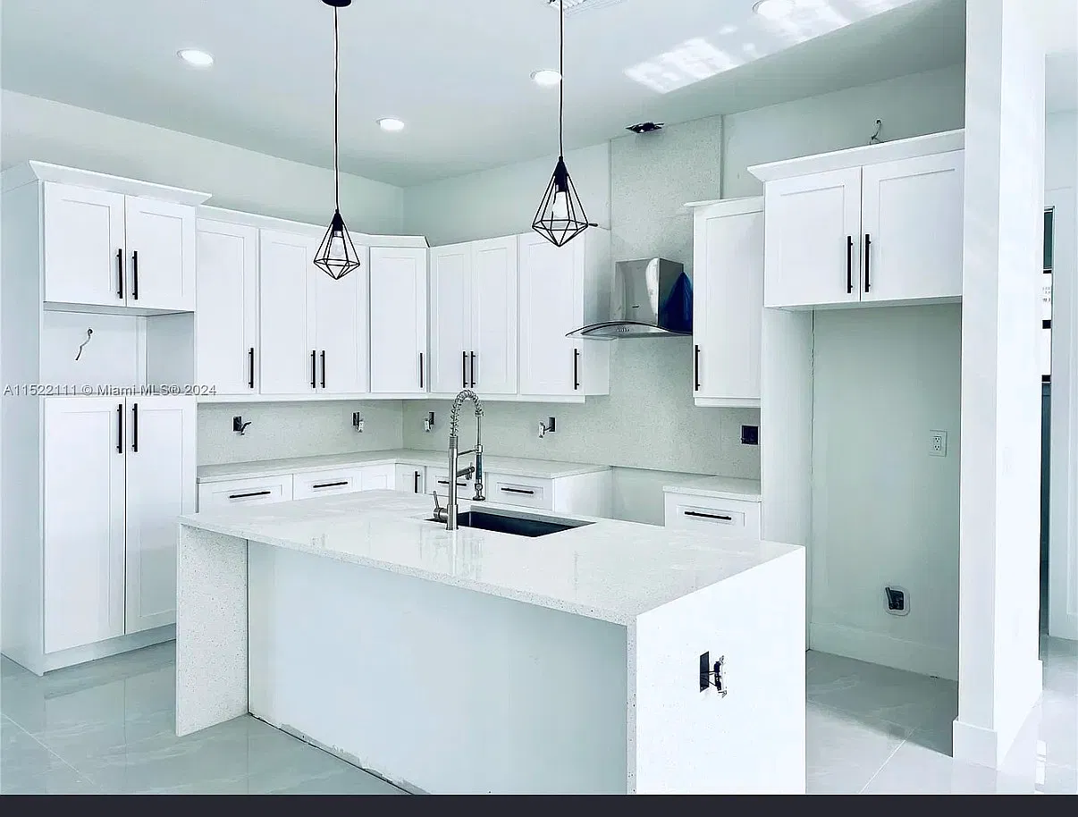 4 bed, $2,500 — Photo 3