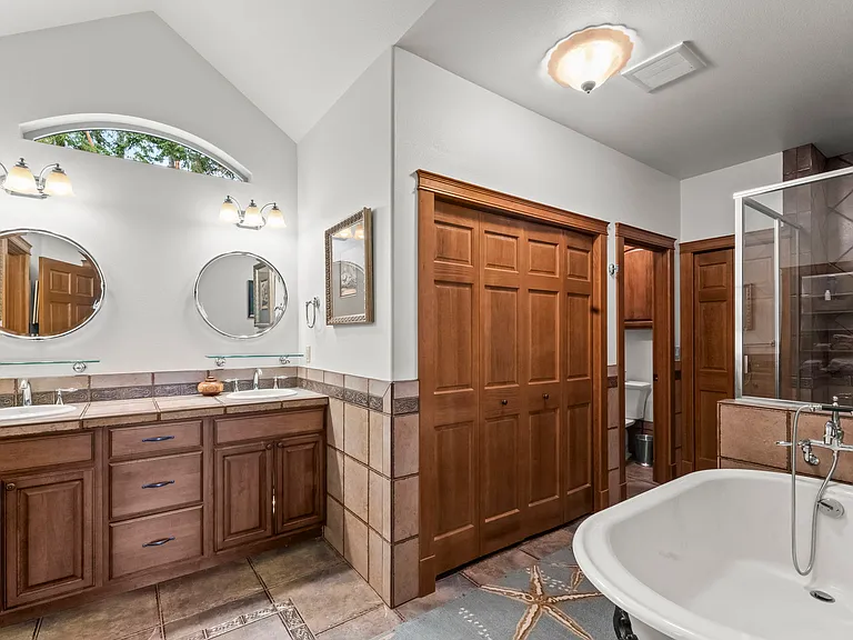 Primary Bath - Double Sinks, Soaking Tub, walk-in Shower Linen Closet