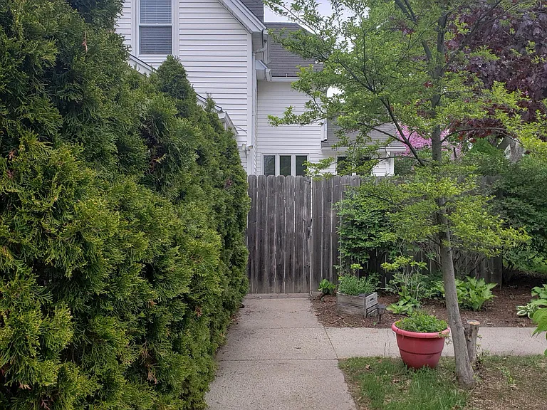 961 E Broadway — Photo 10