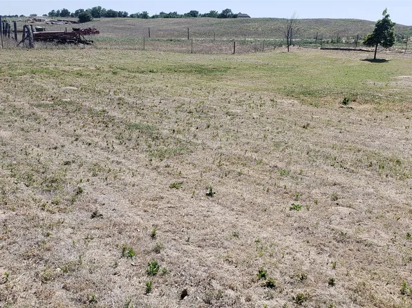 1011 E Beeson Rd, Dodge City, KS 67801