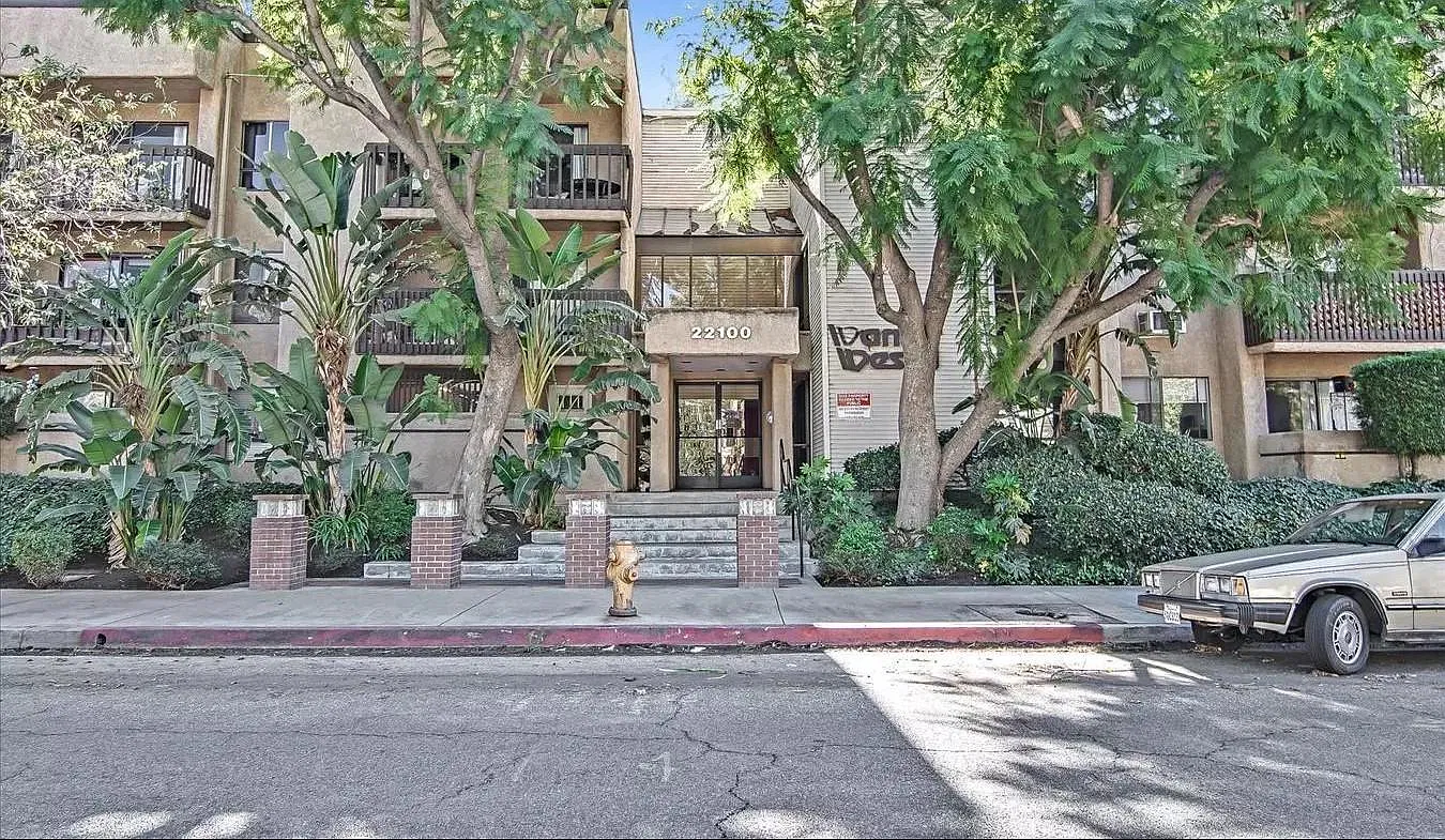 2 bed, 880 sqft, $2,400 — Photo 1